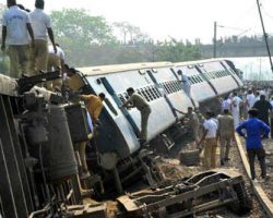 Photo of मेरठ से लखनऊ आ रही राजरानी एक्सप्रेस हुई बेपटरी, 20 घायल