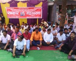 Photo of पुलिस और डॉक्टर ने पत्रकार के साथ किया मारपीट….