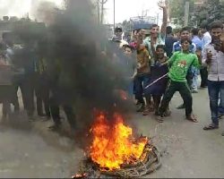 Photo of आठ दिनों से बिजली नहीं रहने पर छात्रों का प्रदर्शन